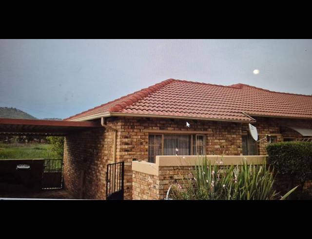 2 BEDROOM TOWNHOUSE FOR SALE IN WILGEHEUWEL